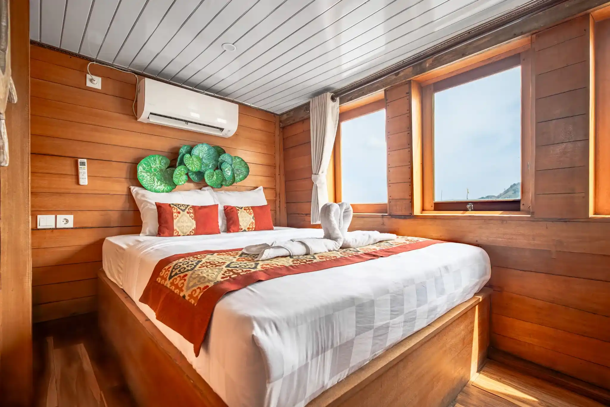 Deluxe Ocean Cabin