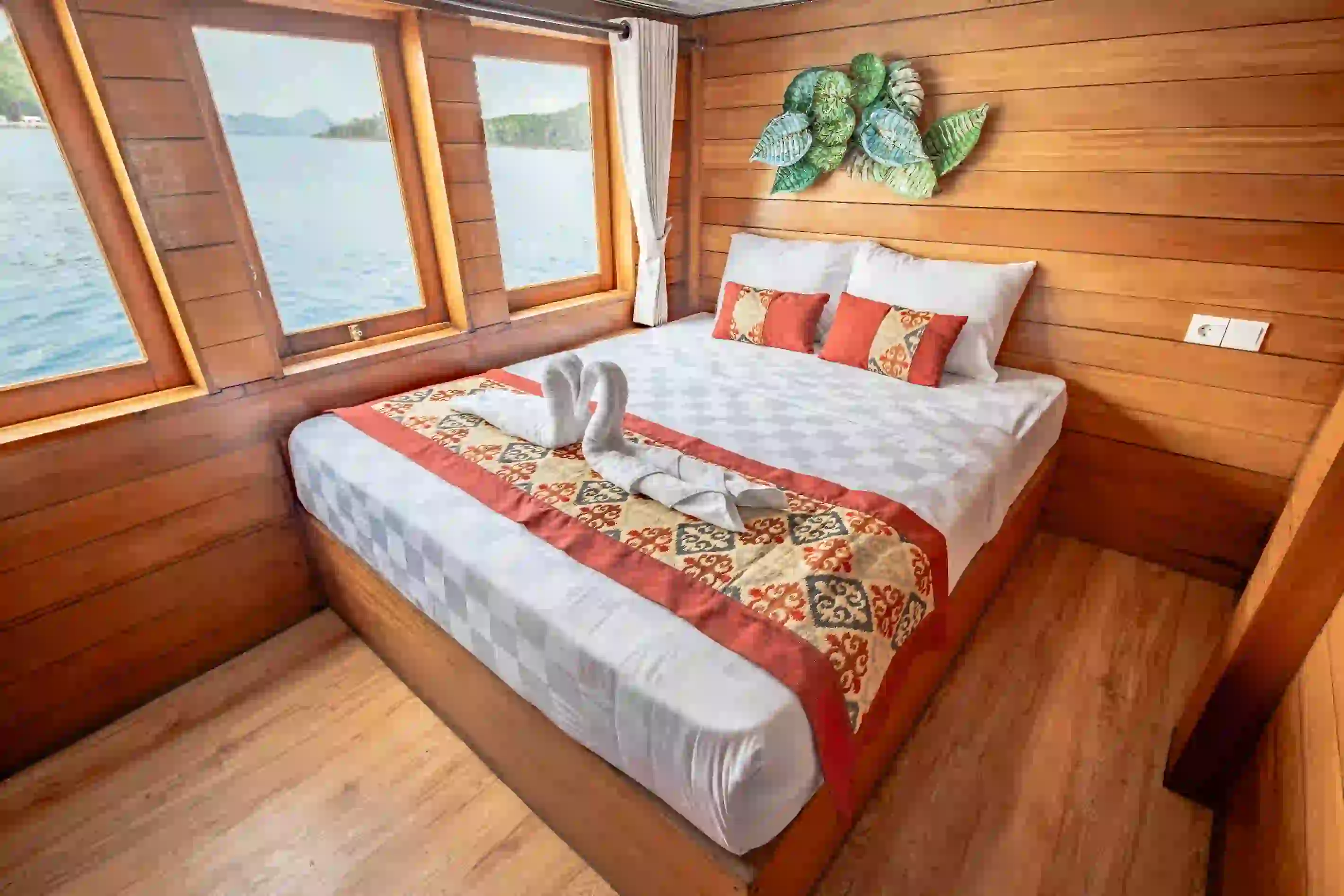 Air-conditioned en-suite Deluxe cabin on Magika Liveaboard