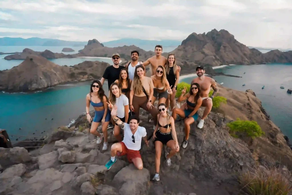 Komodo Liveaboard for Large Groups: How 22 Guests Share One 9-Cabin Phinisi