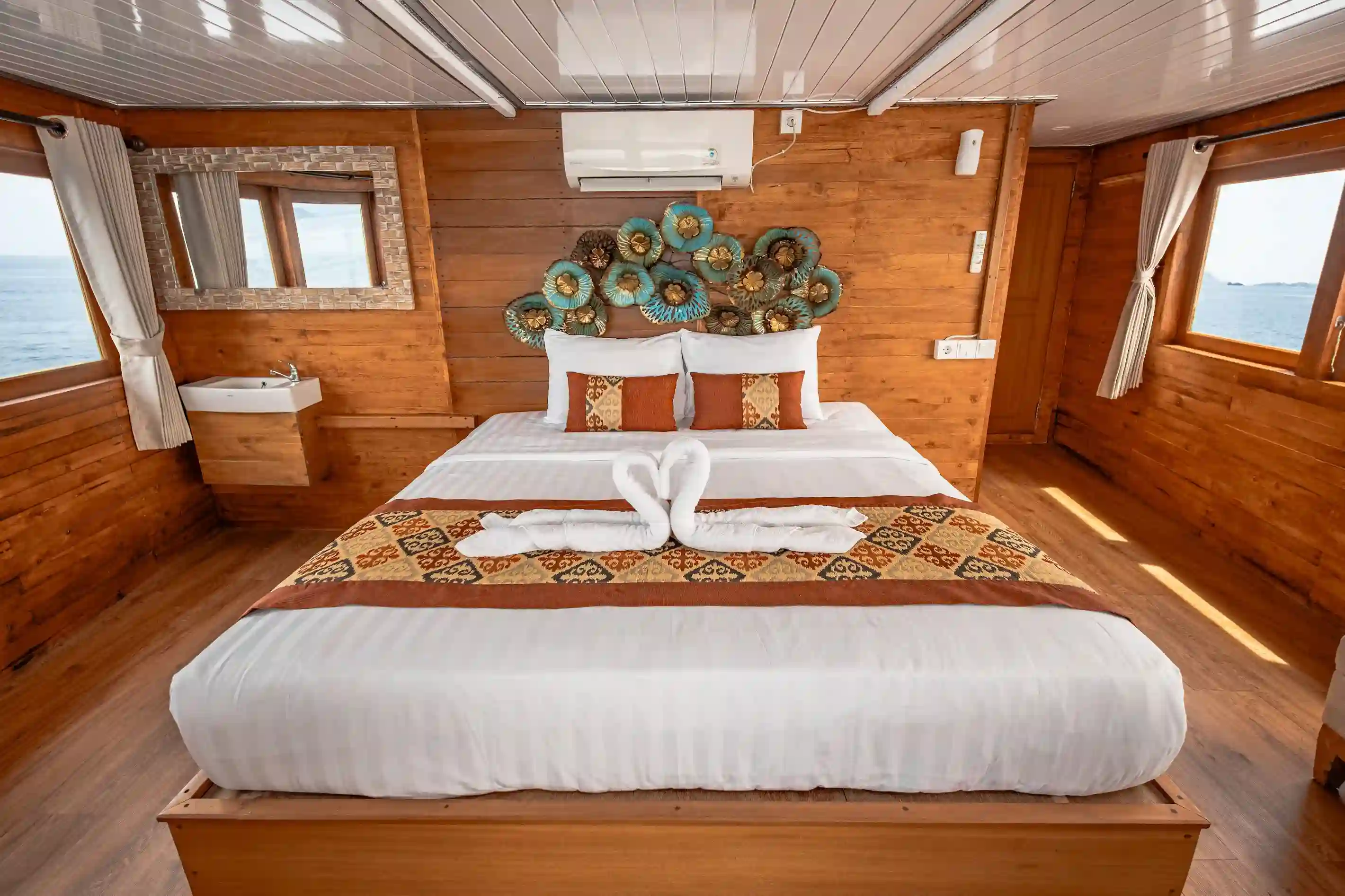 Master Ocean cabin interior on Magika Liveaboard